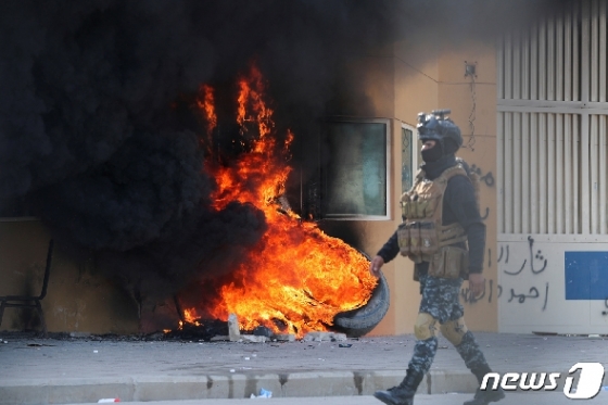 바그다드 주재 미국 대사관 건물 부근에서 치솟는 불길. © 로이터=뉴스1