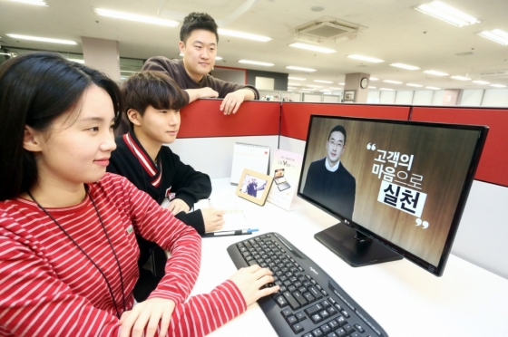 LG그룹 직원들이 2일 서울 여의도 LG트윈타워에서 구광모 LG그룹 회장의 디지털 신년 영상 메시지를 PC로 시청하고 있다. /사진제공=LG