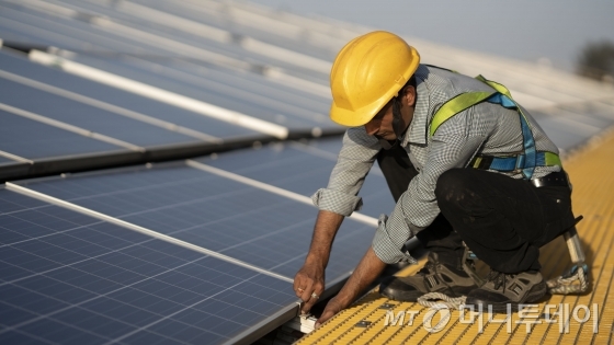 인도 마하라슈트라주 나시크에 위치한 보쉬 자동차부품공장에서 한 직원이 태양광발전 설비를 점검하고 있다./사진제공=로베르트보쉬