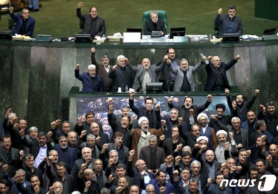 [사진] 솔레이마니 사망에 보복 다짐하는 이란 의원들