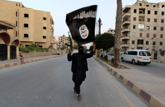 2014년 시리아 락카에서 이슬람국가(IS) 소속 군인이 ISIS를 상징하는 깃발을 휘두르고 있다/사진=로이터