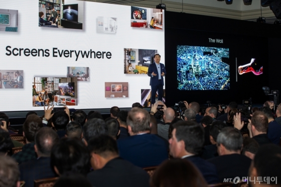 한종희 삼성전자 사장이 5일(현지시간) 미국 라스베이거스에서 열린 '삼성 퍼스트 룩 2020' 행사에서 삼성 TV의 ‘스크린 에브리웨어(Screens Everywhere)’ 비전을 발표하고 있다./사진제공=삼성전자