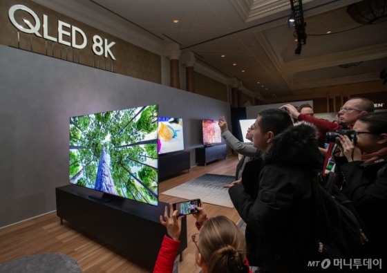 5일(현지시간) 미국 라스베이거스에서 열린 '삼성 퍼스트 룩 2020' 행사에 참가한 전 세계 기자들이 삼성전자의 '2020년형 QLED 8K' 신제품을 살펴보고 있다./사진제공=삼성전자