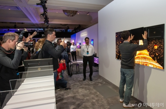 5일(현지시간) 미국 라스베이거스에서 열린 '삼성 퍼스트 룩 2020' 행사에 참가한 전 세계 기자들이 삼성전자 마이크로 LED 모듈러를 탈부착하는 모습을 보고 있다./사진제공=삼성전자