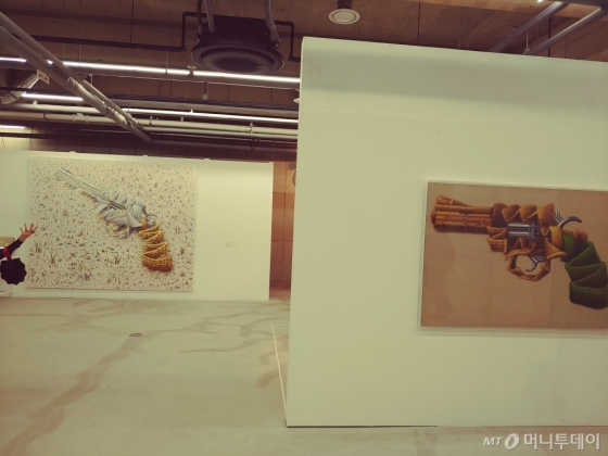 함명수 작가. 'Alive' 캔버스에 유채, 240×300cm, 2019(왼쪽),  'Pistol' 캔버스에 유채 112.1×162.2cm, 2008. /사진=김고금평 기자<br>
