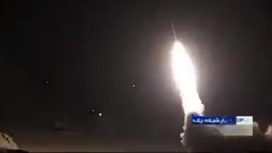 7일(현지시간) 이란혁명수비대(IRGC)가 이라크 알 아사드 미군 공군기지에 미사일을 발사하는 모습/사진=이란 시마뉴스 보도 캡쳐