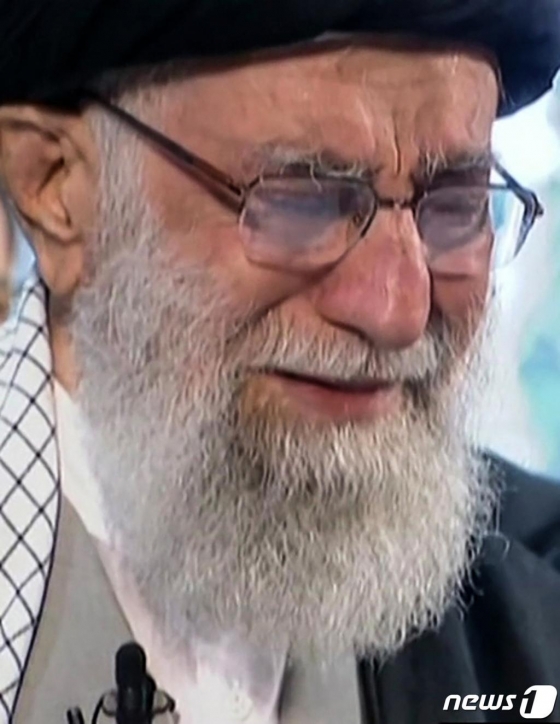 이란 최고지도자 아야톨라 알리 하메네이가 6일(현지시간) 이란 테헤란대 교정에서 엄수된 가셈 솔레이마니 혁명수비대 쿠드스군 사령관의 장례식에서 눈물을 흘리고 있다.   이란에서 '신의 대리인'으로 불리는 최고지도자가 공식석상에서 눈물을 보이는 일은 매우 보기 드문 일이다./사진=뉴스1