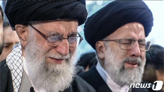 이란 최고지도자 아야톨라 알리 하메네이가 6일(현지시간) 이란 테헤란대 교정에서 엄수된 가셈 솔레이마니 혁명수비대 쿠드스군 사령관의 장례식에서 눈물을 흘리고 있다.   이란에서 '신의 대리인'으로 불리는 최고지도자가 공식석상에서 눈물을 보이는 일은 매우 보기 드문 일이다. /사진=AFP(뉴스1)