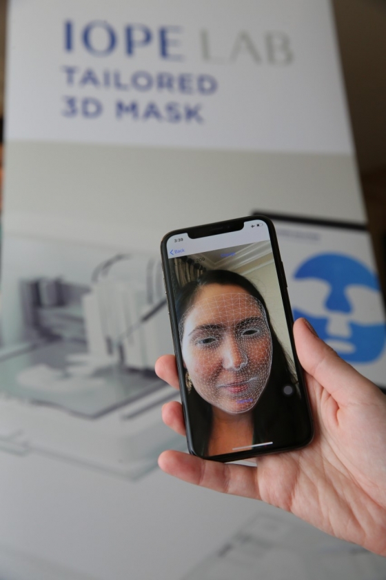 CES 2020 아모레퍼시픽 체험공간에 방문한 고객이 '3D 프린팅 맞춤 마스크팩'을 만든 모습/사진제공=아모레퍼시픽