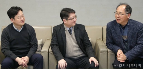(왼쪽부터) 김창희, 김재경, 유영돈 박사가 3일 열린 수소 전문가 좌담회에서 의견을 나누고 있다./사진=이기범 기자