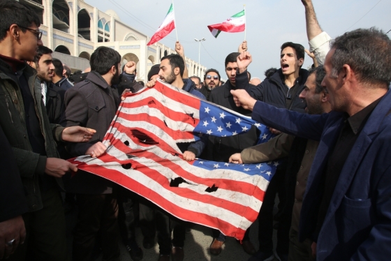 이라크 반미 시위대들이 솔레이마니 사령관이 사살당한 지난 3일(현지시간) 성조기를 찢고 있다. /사진=AFP