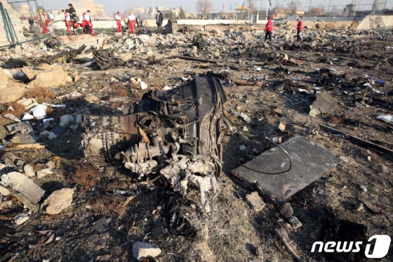 8일(현지시간)  우크라이나항공 여객기가 테헤란의 이맘호메이니 국제공항을 이륙한 직후 추락한  현장에 잔해들이 어지럽게 널려 있다./사진=뉴스1