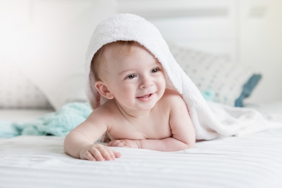 수건과 샤워타올 등 소모품들은 주기적인 교체가 중요하다. 사진 속 어린 아이가 사용하는 제품은 더욱 많은 주의가 필요하다./사진=이미지투데이