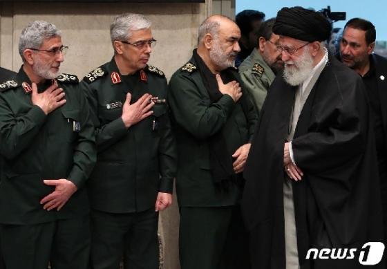 [사진] 하메네이에 인사하는 이란 쿠드스군 사령관, 참모총장, 혁명수비대 총사령관