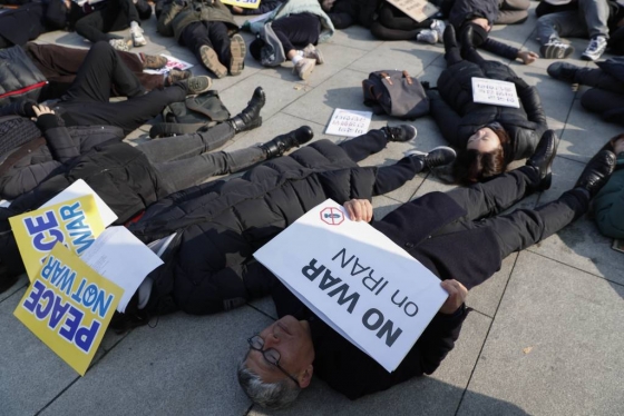 107개 한국 시민사회단체 회원들이 10일 오전 서울 종로구 주한 미국대사관 앞에서 미국의 전쟁 행위를 규탄하는 의미의 '다잉 퍼포먼스'를 하고 있다. / 사진=뉴시스