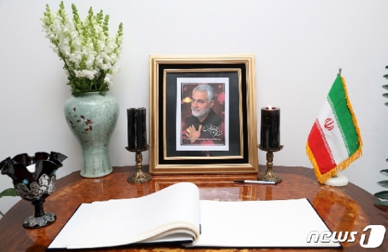 [사진] 주한이란대사관에 마련된 거셈 솔레이마니 사령관 추모 공간