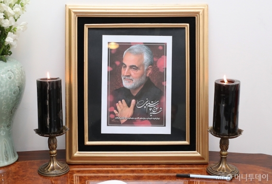 [사진]이란대사관에 놓아진 솔레이마니 영정