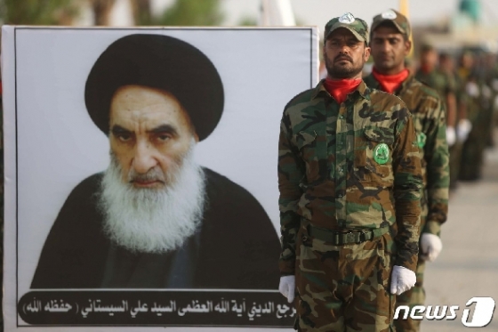 아야톨라 알리 알시스타니 이라크 시아파 최고 종교지도자(왼쪽 사진). <자료사진> © AFP=뉴스1