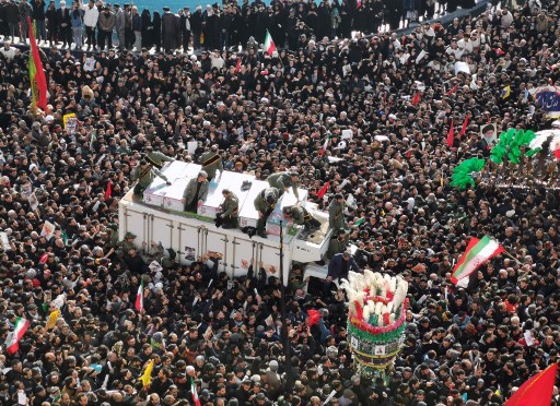 지난 6일 이란 테헤란에 솔레이마니 사령관의 죽음을 애도하기 위해 모인 군중/사진=AFP