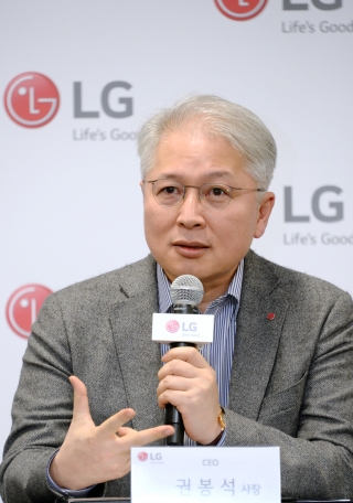 Ǻ LG CEO(ְ濵ڡ)  ִ IT ȸ 'CES 2020'  Ʋ 8(ð) ̱ 󽺺̰Ž  ڰȸ   ϰ ִ. /=LG