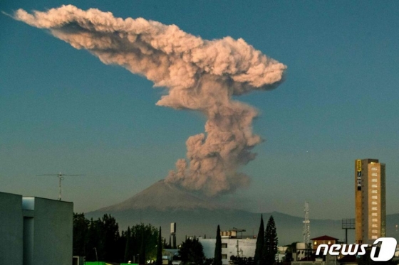 자료 사진. 9일(현지시간) 멕시코시티 동남쪽에 있는 포포카테페틀 화산이 화산재를 분출하고 있는 /사진제공뉴스1  