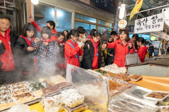 중국 각지에서 출발한 초, 중교고 학생들로 구성된 수학여행단이 3500명이 한국을 찾는다. 사진은 지난 10일 방한한 학생들이 한국 전통시장을 체험하는 모습. /사진=인천관광공사