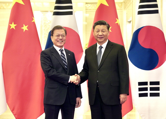 문재인 대통령(왼쪽)과 시진핑 중국 국가주석이 12월23일 중국 베이징 인민대회당에서 정상회담 전 악수하고 있다. (청와대 제공) 2019.12.24/뉴스1<br>
