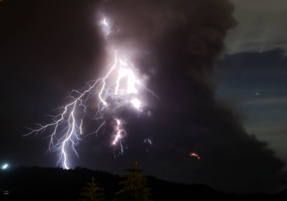 [타가이타이(필리핀)=신화/뉴시스]12일(현지시간) 필리핀 남부 타가이타이에서 탈(Taal) 화산이 분출해 화산재가 치솟으면서 화산 번개가 치고 있다. 화산 번개는 화산재 구름 속 입자들이 서로 마찰하면서 고기압에 의해 상공으로 떠오르고, 이 과정에서 발생한 정전기가 번개를 만들어내는 것을 말한다. 2020.01.13.