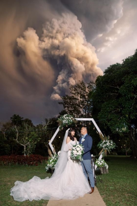 사진작가 랜돌프 에번이 12일(현지시간) 필리핀 탈 화산 폭발 순간을 담은 치노 배플러, 캣 배플러 부부의 결혼식 사진을 공개했다./사진=랜돌프 에번 페이스북 캡처