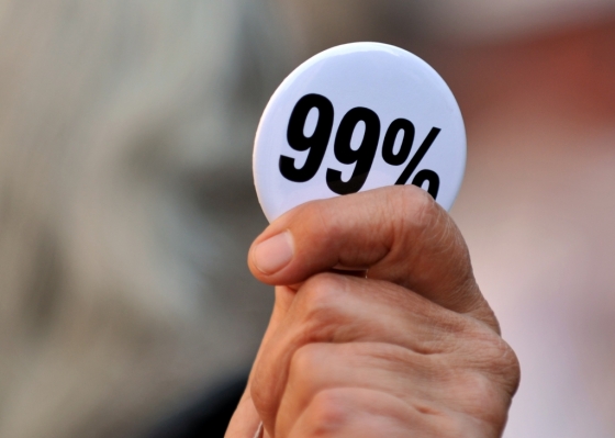 2012년 9월 미국 뉴욕 월가에서 열린 '월가 점령 시위' 1주년 시위에서 한 시민이 소득 불평등을 상징하는 '99%' 배지를 들고 있다/사진=AFP