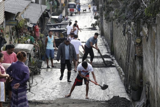 12일(이하 현지시간) 필리핀 수도 마닐라 남부 카비테주 타가이타이의 탈(Taal) 화산이 폭발해 13일 인근 주민들이 동네에 쌓인 화산재를 치우고 있다. /사진=뉴시스