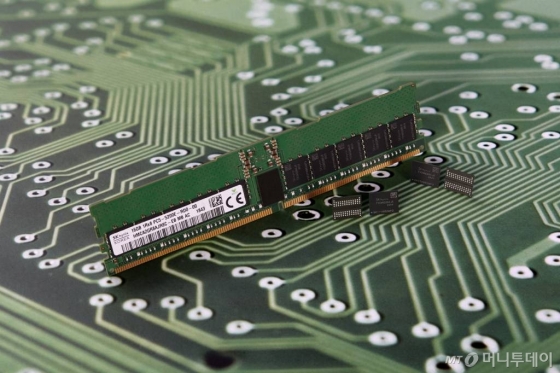 SK하이닉스가 개발한 2세대 10나노급(1y) DDR5 D램/사진제공=SK하이닉스