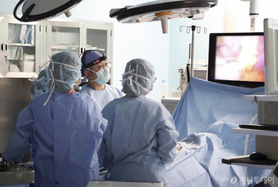 삼성서울병원 수술실에서 의료진이 5G 싱크캠을 장착하고 수술 교육을 진행하고 있다./사진=KT