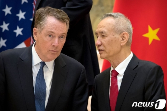 로버트 라이트하이저 미국 무역대표부 대표(왼쪽)와 류허 중국 부총리. <자료사진> © AFP=뉴스1