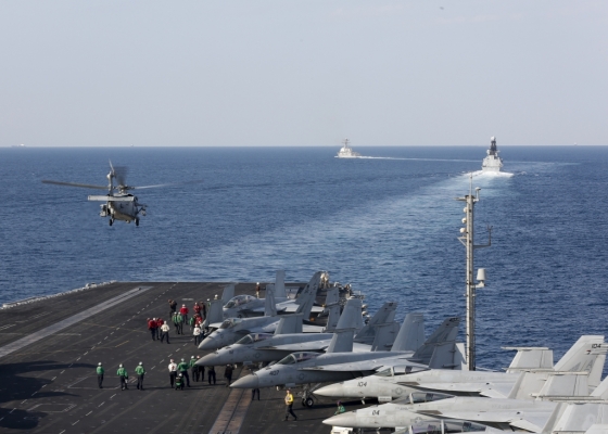 미국 해군 항공모함 '에이브러햄 링컨' 전단이 지난해 11월 19일(현지시간) 호르무즈해협을 지나 페르시아만에 진입하고 있다. /사진=AFP