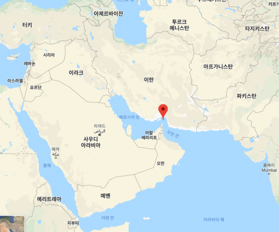 빨간 화살표가 있는 곳이 호르무즈 해협. 북쪽으로 이란에 접해 있다. /사진=구글맵스