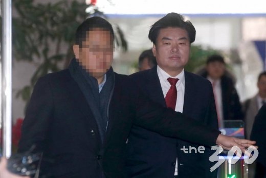불법 정치자금 수수 혐의를 받고 있는 원유철 자유한국당 의원(오른쪽)이 14일 오전 서울 양천구 남부지방법원에서 진행된 1심 선고 공판를 마친 뒤 법원을 나서고 있다. / 사진=강민석 기자 msphoto94@