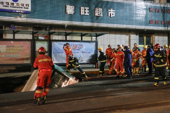 중국 칭하이(靑海)성 한 병원 건물 앞 버스정류장 부근 도로가 갑자기 꺼지면서 버스를 타려던 시민과 승객 등 20여명이 숨지거나 다치고 실종됐다. /사진=AFP