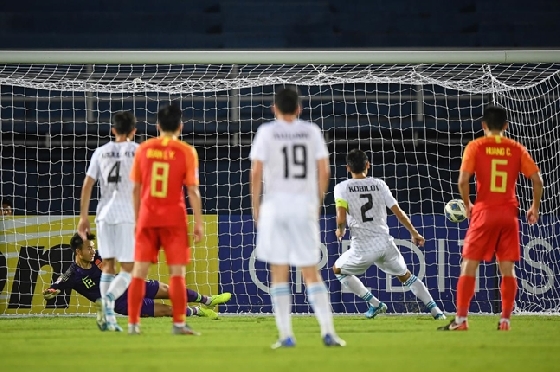 우즈베키스탄 U-23 대표팀에게 페널티킥으로 실점하는 중국 U-23 대표팀./사진=AFC 트위터