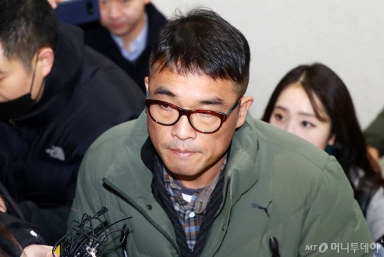 유흥업소 여종업원 성폭행 혐의를 받고 있는 가수 김건모가 15일 오전 서울 강남경찰서에 피고소인 조사를 받기 위해 출석하고 있다. / 사진=강민석 기자
