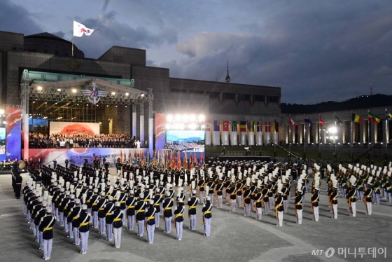  문재인 대통령이 1일 서울 용산구 전쟁기념관 평화의 광장에서 열린 제70주년 국군의 날 기념식에서 경례를 하고 있다. <사진공동취재단> / 사진=사진부 기자 photo@