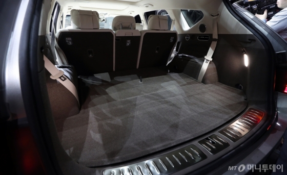 제네시스 럭셔리 플래그십 SUV 'GV80'의 넓은 트렁크. 바닥에 3열이 숨겨져 있다. /사진=김창현 기자
