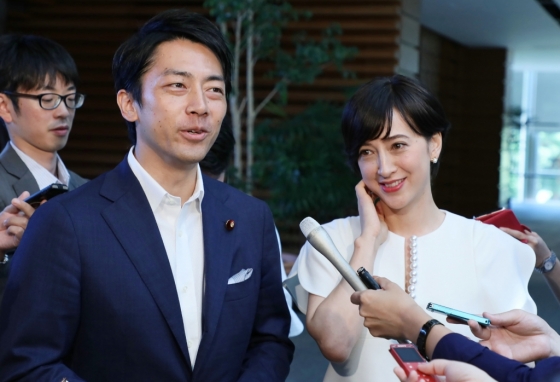 고이즈미 신지로 환경상과 아내 다키가와 크리스텔. /사진=AFP