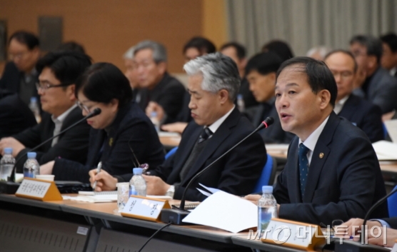 박종호 산림청장(사진 오른쪽 첫번째)이 15일, 정부대전청사에서 열린 '2020년도 전국 산림관계관 회의'에서 인사말을 하고 있다./사진제공=산림청