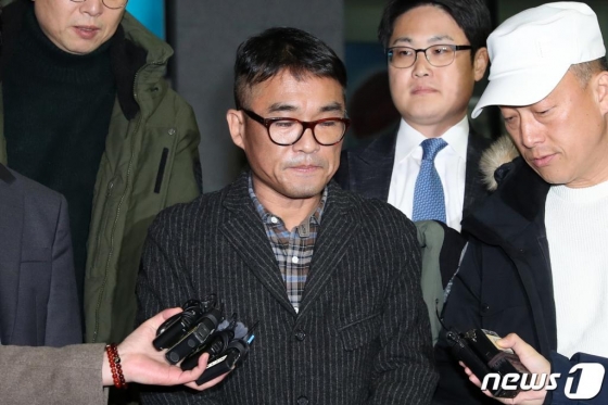  유흥업소 성폭행 혐의를 받고 있는 가수 김건모가 15일 오후 서울 강남경찰서에서 피고소인 조사를 마치고 취재진의 질문을 듣고 있다./사진=뉴스1