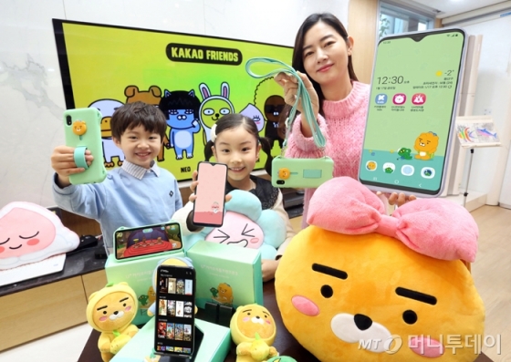 {LG유플러스}는 초등학생 맞춤형 스마트폰 '카카오리틀프렌즈폰3'를 단독 출시한다고 16일 밝혔다. 출시일은 오는 17일이다. <br>/사진=LG유플러스