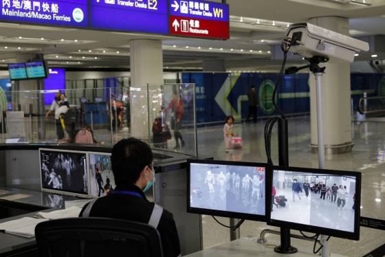 [홍콩=AP/뉴시스]지난 4일(현지시간) 홍콩의 홍콩국제공항 입국장에서 한 보건 관계자가 입국 승객들을 살펴보고 있다. 중국중앙방송(CCTV)은 9일 중국 중부 후베이성 우한에서 발생한 원인 불명의 바이러스성 폐렴이 초기 단계 조사 결과 신종 코로나 바이러스로 판명됐다고 보도했다. CCTV는 이 바이러스가 사스(SARS·중증급성호흡기증후군)를 일으키는 코로나 바이러스 등 이미 발견된 것들과는 달라 추가 연구가 필요하다고 밝혔다. 현재 홍콩에서는 호흡기 질환 증세가 있는 환자 15명이 치료를 받고 있다. 2020.01.09.