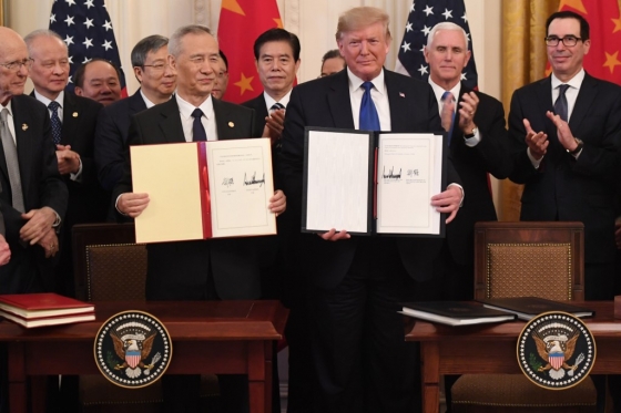 15일(현지시간) 도널드 트럼프 미국 대통령(오른쪽)과 류허 중국 부총리(왼쪽)가 백악관에서 1단계 무역합의에 공식 서명했다. /AFPBBNews=뉴스1