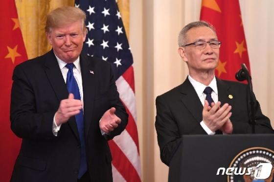도널드 트럼프 미국 대통령과 류허(劉鶴) 중국 부총리가 15일(현지시간) 1단계 무역합의에 서명했다. © AFP=뉴스1