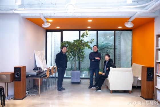 /사진=세 건축가가 대담을 나누고 있다. 오른쪽부터 김상길, 장윤규, 김희옥 건축가